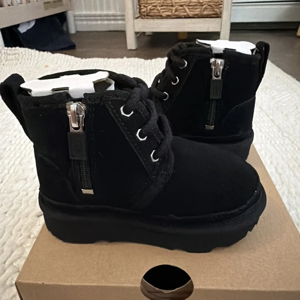 UGG Neumel II Solid Black Suede Toddler Kids Chukka Boots Shoes Size 6C